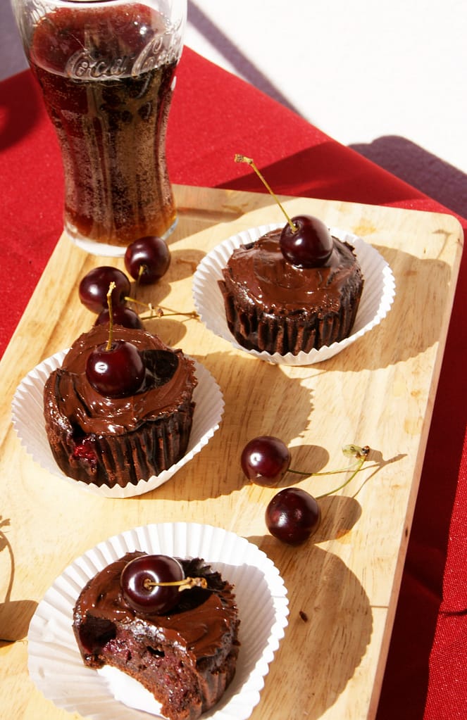 Muffinki z czekolada, wiśniami i cola