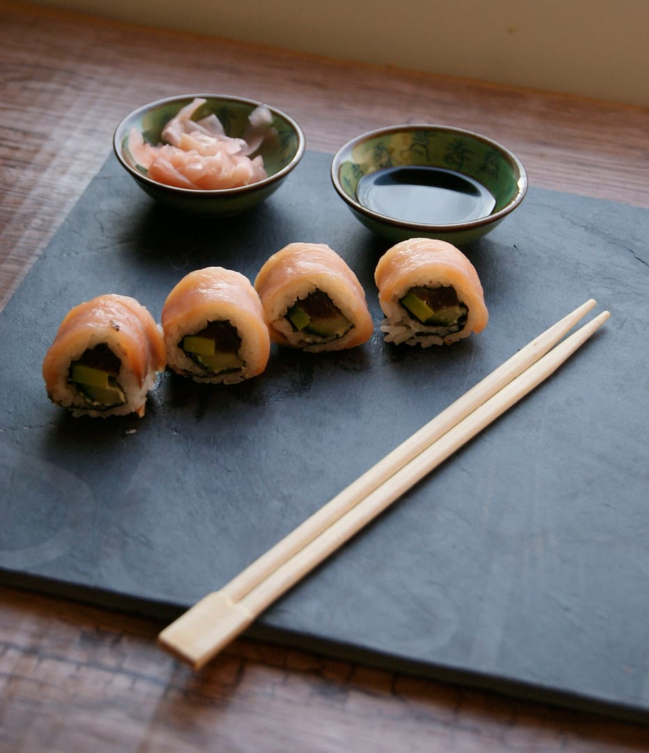 sushi-z-lososiem-tunczkiem-avocado-i-ogorkiem